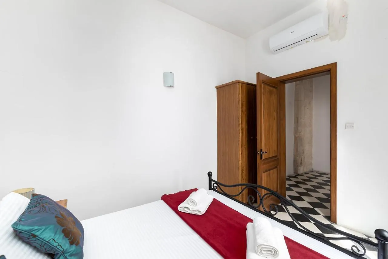 Traditional & Modern Maltese Townhouse - Rooftop Terrace And Sea Views, Close To Birgu Waterfront Cospicua Holiday home