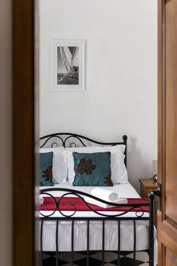 Traditional & Modern Maltese Townhouse - Rooftop Terrace And Sea Views, Close To Birgu Waterfront Cospicua Holiday home